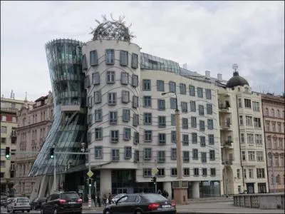 Comment s'appelle la superbe et originale maison qui est situe  Prague et que vous voyez sur la photo ?