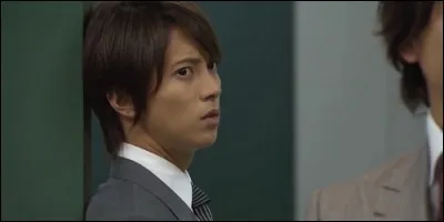 Dans ce drama, il interprète le rôle de Kousuke Saionji, inspecteur tout juste promu à ce poste. C'est :