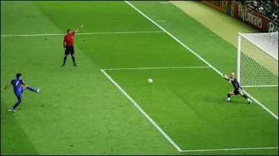 Qu'est-ce que cette sanction inflige en cas de faute grave commise dans la surface de rparation, au handball ou au football, consistant en un tir au but accord  l'quipe adverse et effectu du point de rparation par un joueur contre le gardien de but seul et sans dfenseur ?