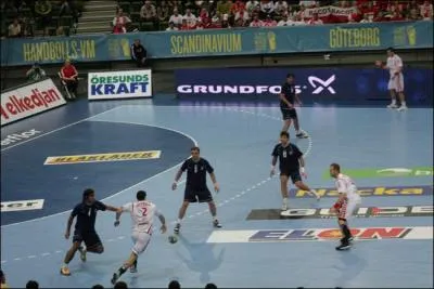 Quand l'arbitre, au handball ou au football, par exemple, siffle-t-il un  corner  ?