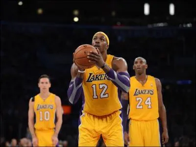 Au basket-ball, quel est le nom de cette pnalit accorde  un joueur victime d'une faute au moment o il tirait ?