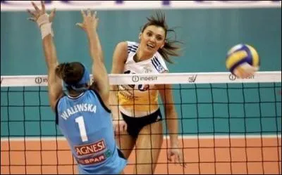 Qu'est-ce que ce coup frapp de haut en bas avec puissance, au volley par exemple ?