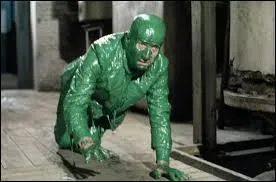 Dans quel film voit-on Louis de Funs enduit de chewing-gum tout vert ?