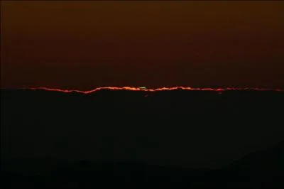 Le  rayon vert  est un phnomne optique trs rare. Il se produit au lever ou au coucher de soleil. Le point vert visible au sommet du Soleil frle l'horizon. Combien de temps reste-t-il visible ?