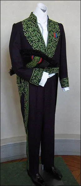 L'habit vert est port par les membres de l'Institut de France. Combien d'acadmies cet institut regroupe-t-il ?