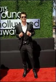 Quels sont la taille et le poids approximatifs de Ian (Et de Damon en mme temps) ?