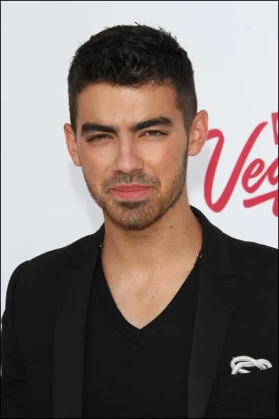 Sa date de naissance est le 15/08, trouve l'anne.