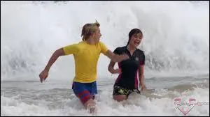 Les vagues les transportent... .