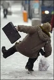 (prudent) : ''C'était jour de verglas. Je circulais très lentement avec ma voiture quand un piéton m'a doublé à toute vitesse, par la droite et sur les fesses.''