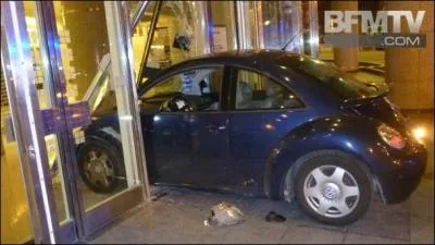 (Faudrait savoir ! ) : ''Circonstances de l'accident : je suis passé à travers une porte vitrée lors de l'opération ''portes ouvertes'' de l'entreprise.''