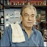 Qui travaillait au bar avec Roland ?