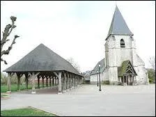 Voici les halles et l'glise de la commune Samarienne (80) d'Hornoy-le-Bourg. Elle se situe en rgion ...