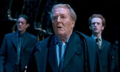 Ce duel, qui ne tourne  l'avantage de personne, voit cependant Lord Voldemort quitter le ministre de la Magie. Quelle est la triple consquence de cette bataille du Dpartement des mystres ?