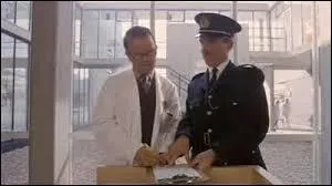 Quel est l'ennemi jur d'Alex qui se prend une trempe au dbut du film ?