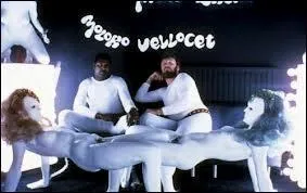 Au   Korova Milk-Bar  , on boit du lait aromatis aux amphtamines, il existe trois varits, toutes nommes   Moloko   ( lait ). Quels sont les trois armes ?