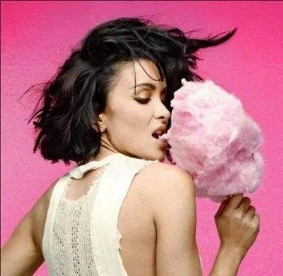 Qui est la fille sur la photo ?