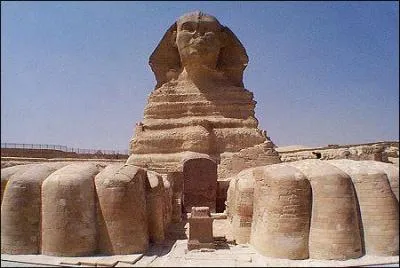 Le clbrissime Sphinx de Thbes pose une nigme aux voyageurs qui veulent entrer dans la cit de Thbes, dont il est le gardien. Voici l'nigme :  Le matin, il est  quatre pattes, le midi, il est sur deux pattes et le soir il est sur trois pattes . La rponse est :  l'homme .