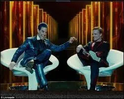 Trop mignon ! Peeta annonce en public qu'il aime notre hrone ! Dans une prochaine interview, il annonce qu'ils sont maris et que notre hrone est enceinte ! Mais est-ce que ces deux dernires informations sont vraies ? (Pour l'instant... )