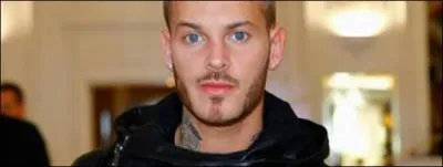 De quelle couleur sont les yeux de M. Pokora ?