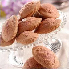 Une partie de la farine a t remplace par de la poudre de biscuit rose, tout en conservant la texture moelleuse de la madeleine.