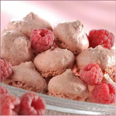 Ces biscuits ptissiers, gourmands, aux ppites  la framboise, sont eux aussi trs  l'aise au bord d'une tasse  caf comme dans un dcor de gteau.