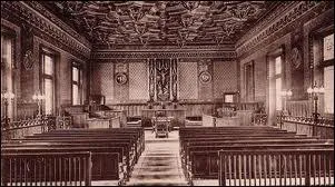 Ma&icirc;tre Corbeau, voyant Ma&icirc;tre Renard / Qui mangeait un morceau de lard / Lui dit : &laquo; Que tiens-tu l&agrave;, comp&egrave;re ? / Selon moi, C'est un mauvais plat. / Je te croyais le go&ucirc;t plus d&eacute;licat... &raquo;. Qui en est l'auteur, natif de Longueil pr&egrave;s de Rouen ?