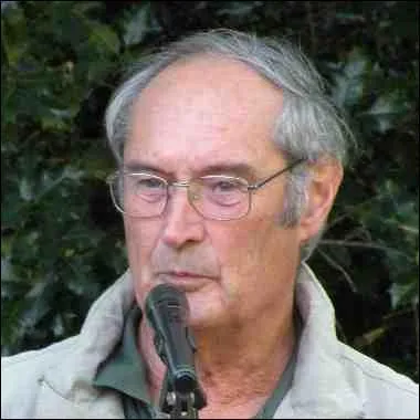 Or donc, Ma&icirc;tre Corbeau, / Sur son arbre perch&eacute;, se disait : "Quel dommage / Qu'un fromage aussi beau, / Qu'un aussi beau fromage / Soit plein de vers et sente si mauvais� Tiens ! Voil&agrave; le renard..." Qui est l'auteur ?