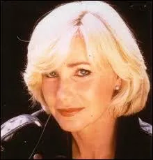 Ne le 7 avril 1947  Pertuis, je suis une chanteuse qui possde l'un des plus beaux palmars de la chanson franaise avec plus de 35 millions d'albums vendus  travers le monde. Dans ma carrire, j'ai enregistr 53 albums, interprt 434 chansons et reu 30 disques d'or et 1 de platine. On me doit des succs comme  Viens allons danser  en 1966 ou  Emmne-moi danser ce soir  en 1978, je suis :