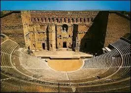 Passons  son histoire, et commenons par l'occupation romaine ou plusieurs monuments sont btis, dont un thtre antique construit sous le rgne d'Auguste au 1er sicle par les vtrans de la IIme lgion de Jules Csar et trs bien conserv. Dans quelle ville se situe-t-il ?