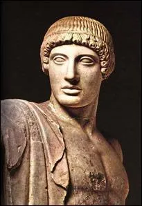 L'le de Dlos est situe au cur de la mer ge, parmi les Cyclades. Quel dieu est le protecteur de cette le ?