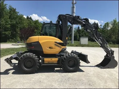 De quelle couleur est la machine qui détruit le manoir ?