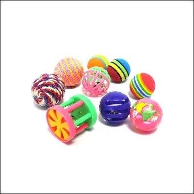 Avec quel jouet font-ils sortir le chat de la voiture au début du dessin animé ?