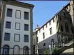 Ce monument, l'Htel-Dieu, fond au XIIe sicle accueillait les plerins sur le chemin de saint-Jacques. C'est aujourd'hui un lieu d'expositions et un centre de congrs en Haute-Loire, mais dans quelle ville ?
