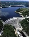 Quel est ce barrage situ en Corrze, le long de la Dordogne, qui constitue la plus grande retenue d'eau en France pour un barrage en bton ?