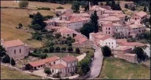 Nous survolons la commune rhnalpine de Saint-Michel-de-Chabrillanoux. Nous sommes dans le ciel du dpartement ...