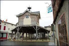 Voici la halle de Gontaud-de-Nogaret. Cette commune aquitaine se situe dans le dpartement n ...