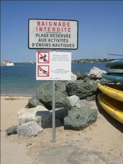 Sur cette photo, on comprend que cette plage est parfaite pour les baignades.