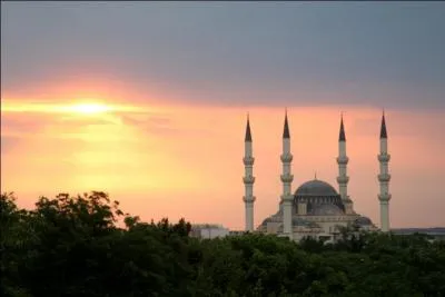  Achgabat, capitale du Turkmnistan, le prsident a fait construire un complexe olympique pharaonique de 5 milliards de dollars.