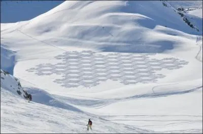Ces dessins dans la neige ont t faits avec des skis.