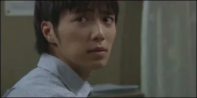 Dans ce drama, il incarne le rôle de Takumi, un jeune père qui élève son fils Yuji seul depuis la mort de sa femme. C'est :