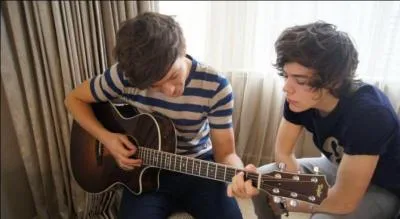 Les deux membres sur la photo sont :