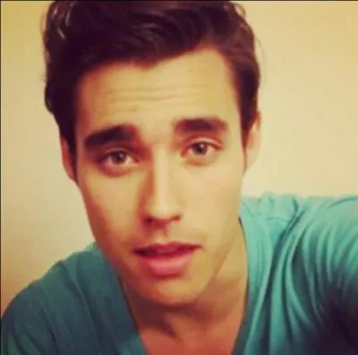 Lors de la saison 2, avec qui Violetta sortait-elle ? 