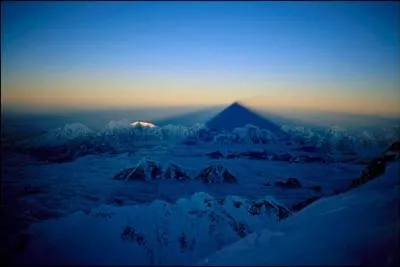 l'aube d'une journe de l'anne 1996, l'Everest projette son ombre pyramidale. L'alpiniste --------- en fit une photo blouissante.