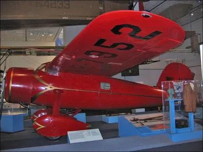 Premier vol transatlantique en solo effectu en mai 1932. Lors d'une tentative autour du monde ce pilote mrite disparaissait au dessus du Pacifique. Qui est-ce ?