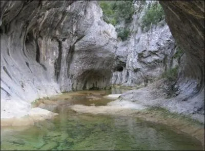 Arrtons nous maintenant dans le Gard pour visiter un lieu qui est plein de charme, quel est son nom ?
