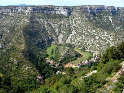 Nous allons dbuter notre voyage au cirque de Navacelles, impressionnant amphithtre aux parois calcaires dominant la vis de 300 mtres, mais dans quel dpartement sommes-nous ?