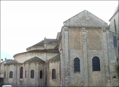 Mais maintenant, dirigeons nous dans le dpartement de la Vienne pour Poitiers o nous visiterons cette glise (voir photo) classe au Patrimoine de l'humanit par l'UNESCO, quel est son nom ?