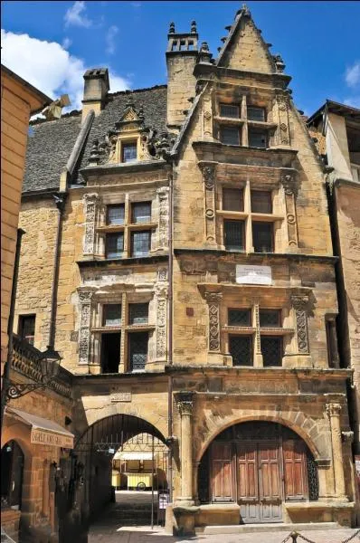 Troisime tape de notre visite, la Dordogne, dans quelle ville pouvez-vous voir la maison de la Botie aux murs couleur de miel et aux toits de lauzes ?