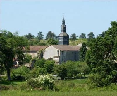 Nous arrivons en Haute-Vienne pour nous promener dans les rues de l'un des  plus beaux villages de France  avec ses halles et son joli clocher  bulbe, quel est ce village ?