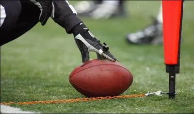 Avec 1 607 yards au sol lors des 16 matchs de saison rgulire, quel RB a ralis le meilleur total de la NFL cette anne ?